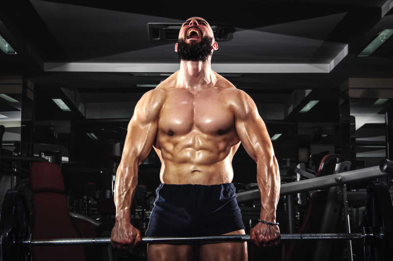 健身房内肌肉强壮的男人在举杠铃
