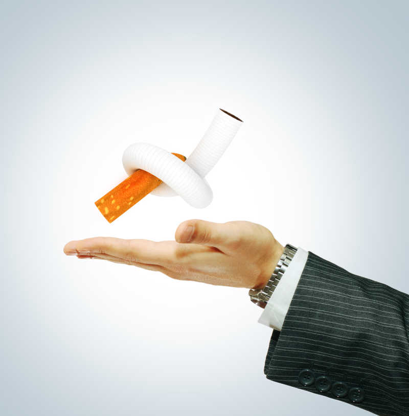 男人手上被扭曲的香烟概念