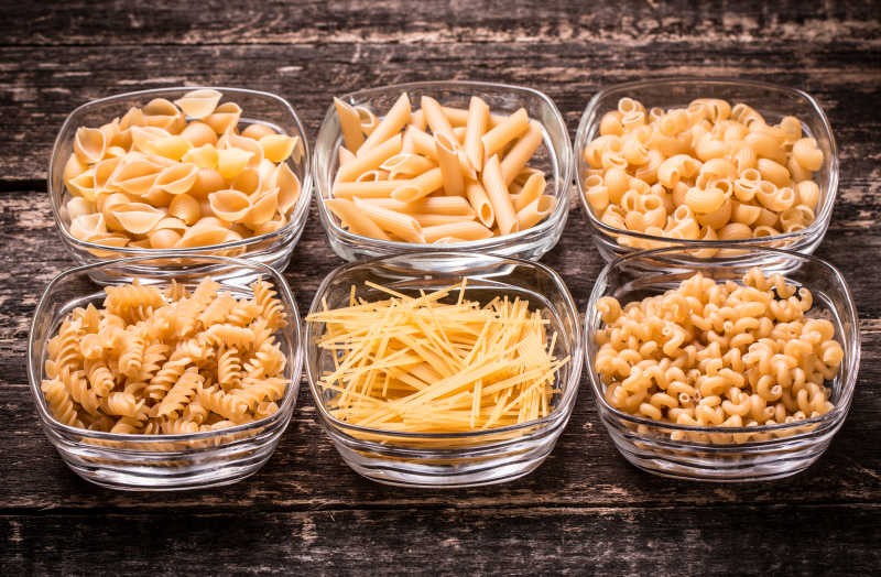 玻璃碗里的各种形状意大利面