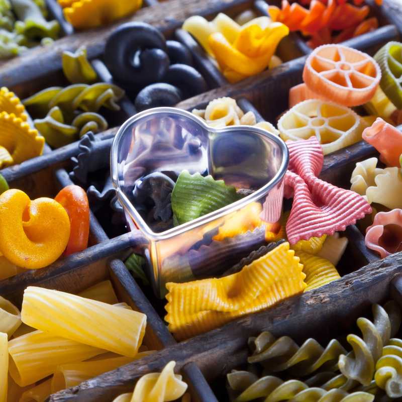 木盒子里不同形状颜色的意大利面条