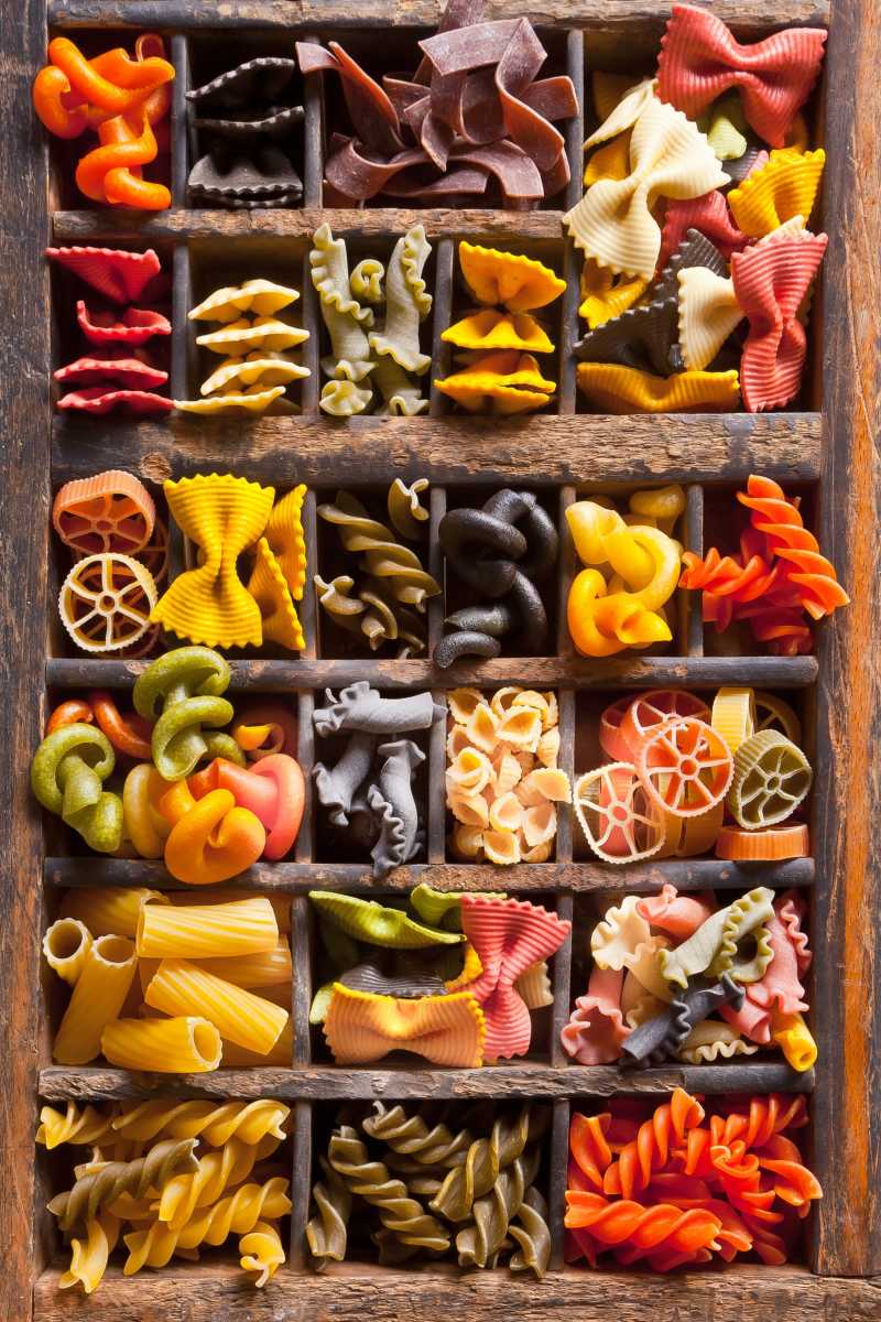 木盒子中各种各样的意大利面