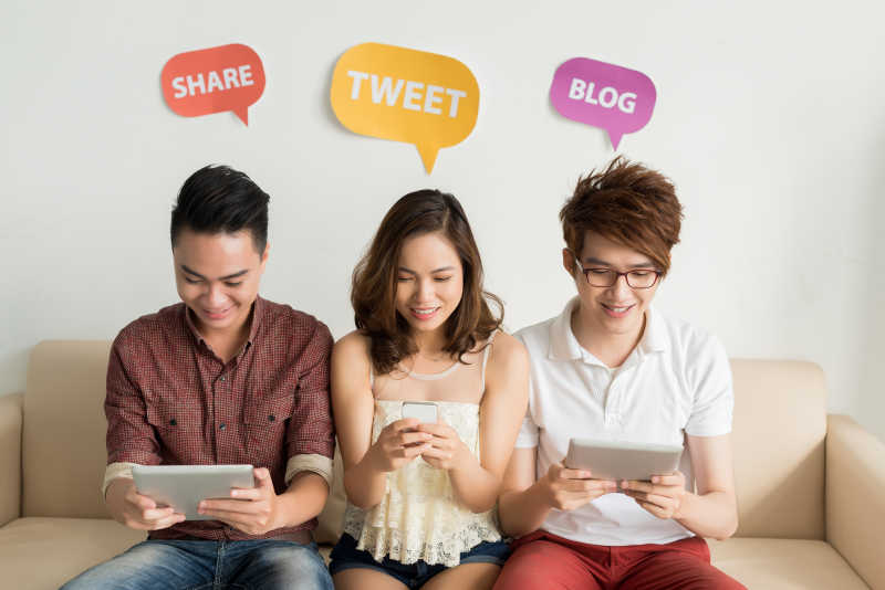 沉迷于电子科技的男女