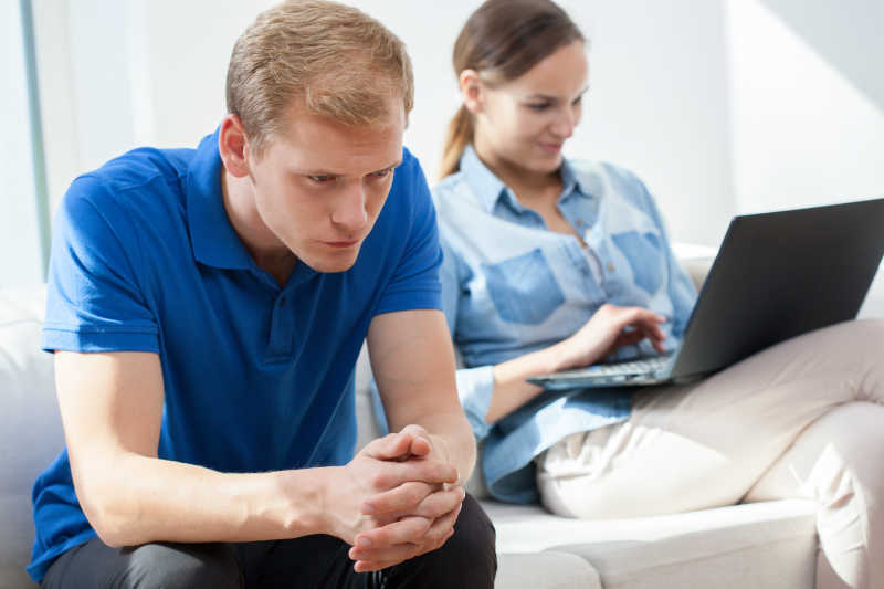 沉迷于玩电脑的妻子和悲伤的丈夫