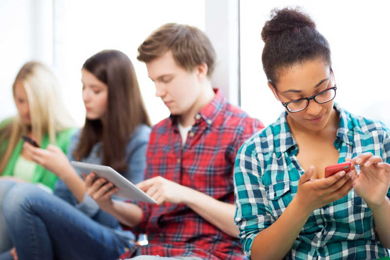 沉迷于电子科技的年轻人