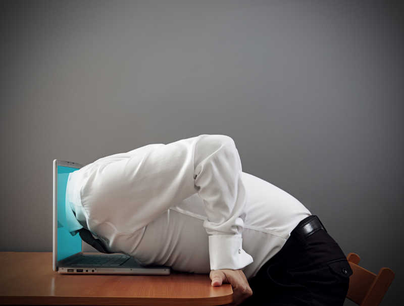 沉迷于电脑一头钻进去的男人概念