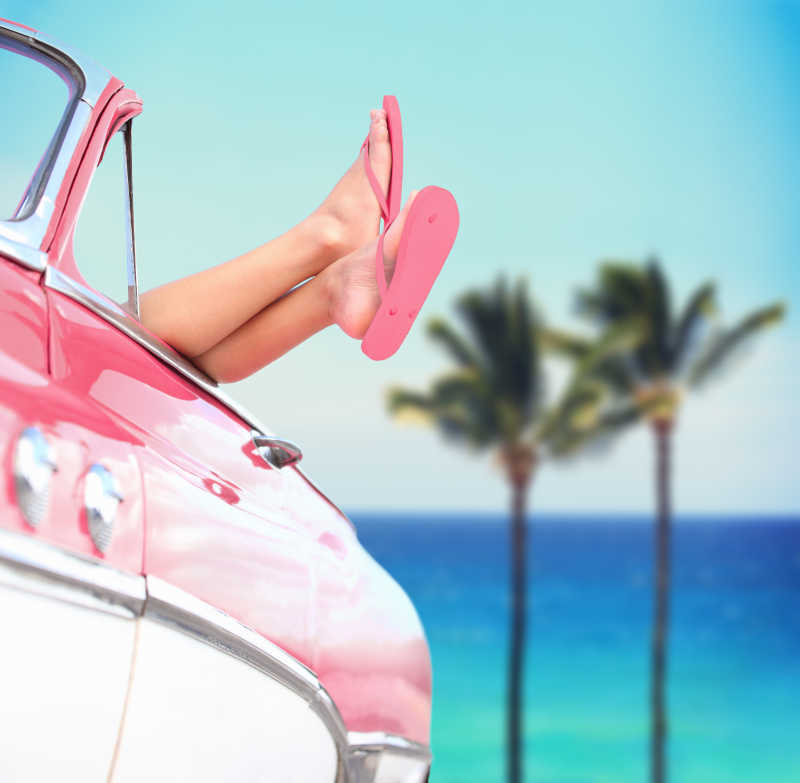 双腿放在汽车上的女人