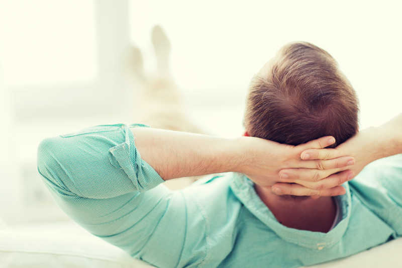 休息放松的男人