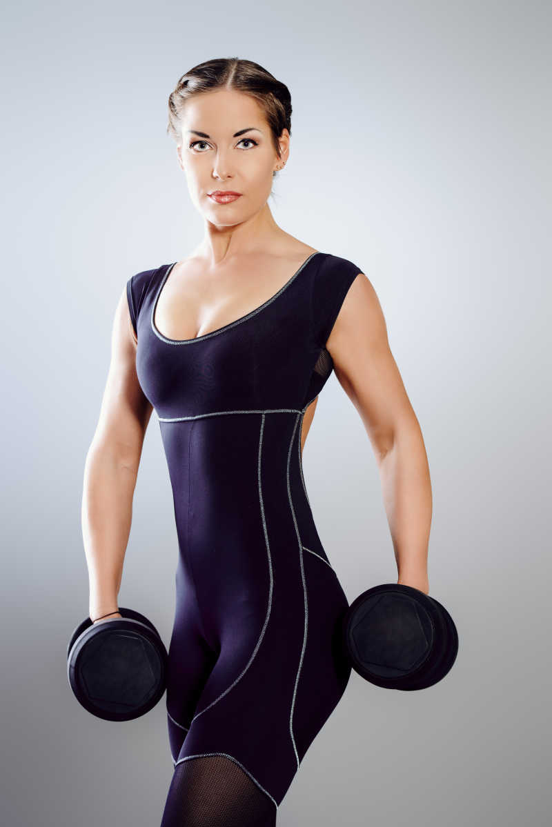 女人用哑铃锻炼身体