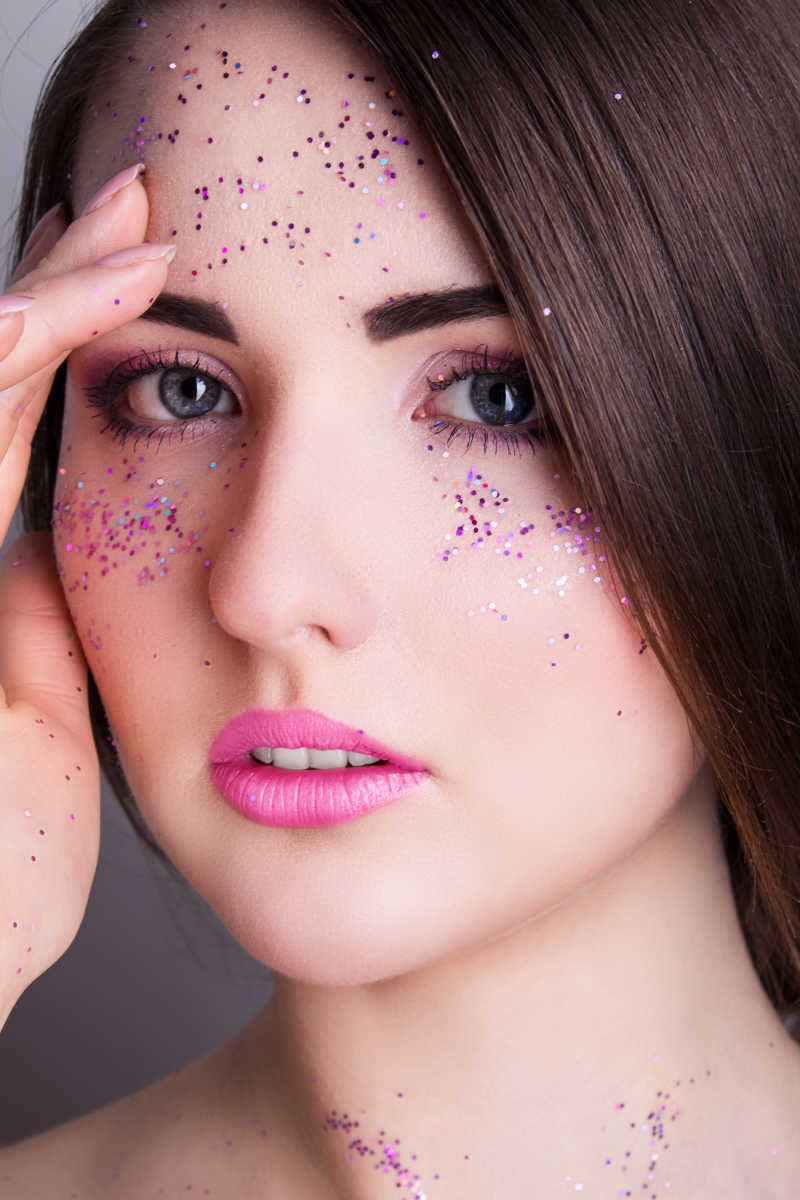 脸上铺满闪亮星点的美女模特