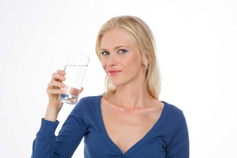 正在喝水的金发美女