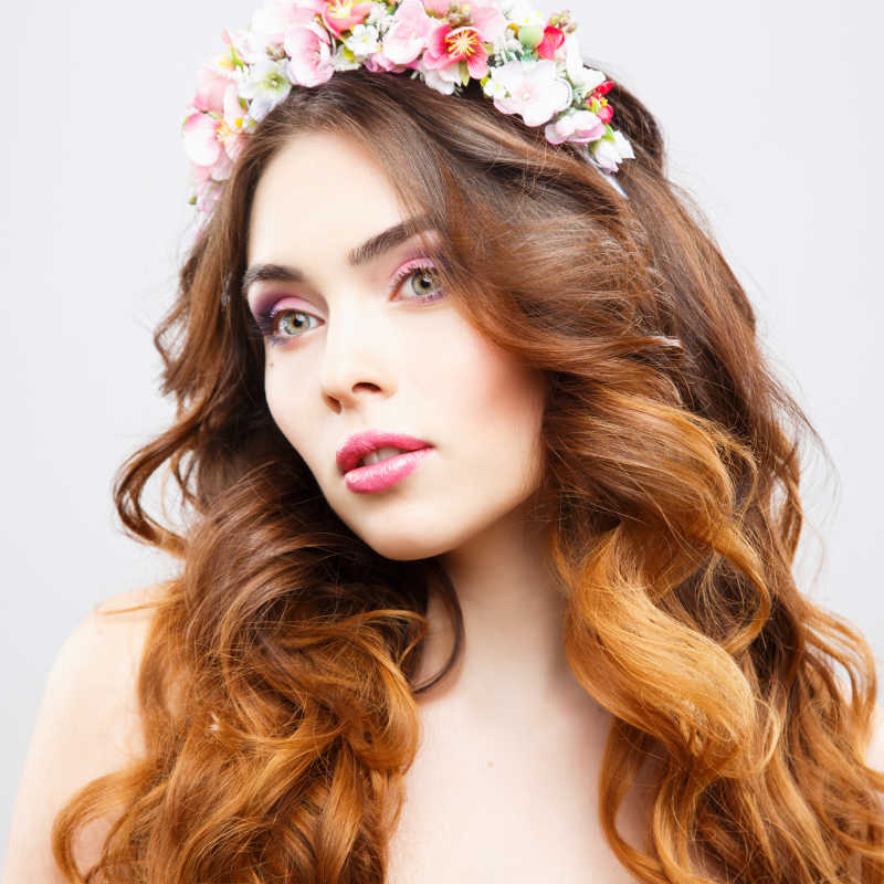 带着花环发卡画着精致妆容的金色卷发美女模特
