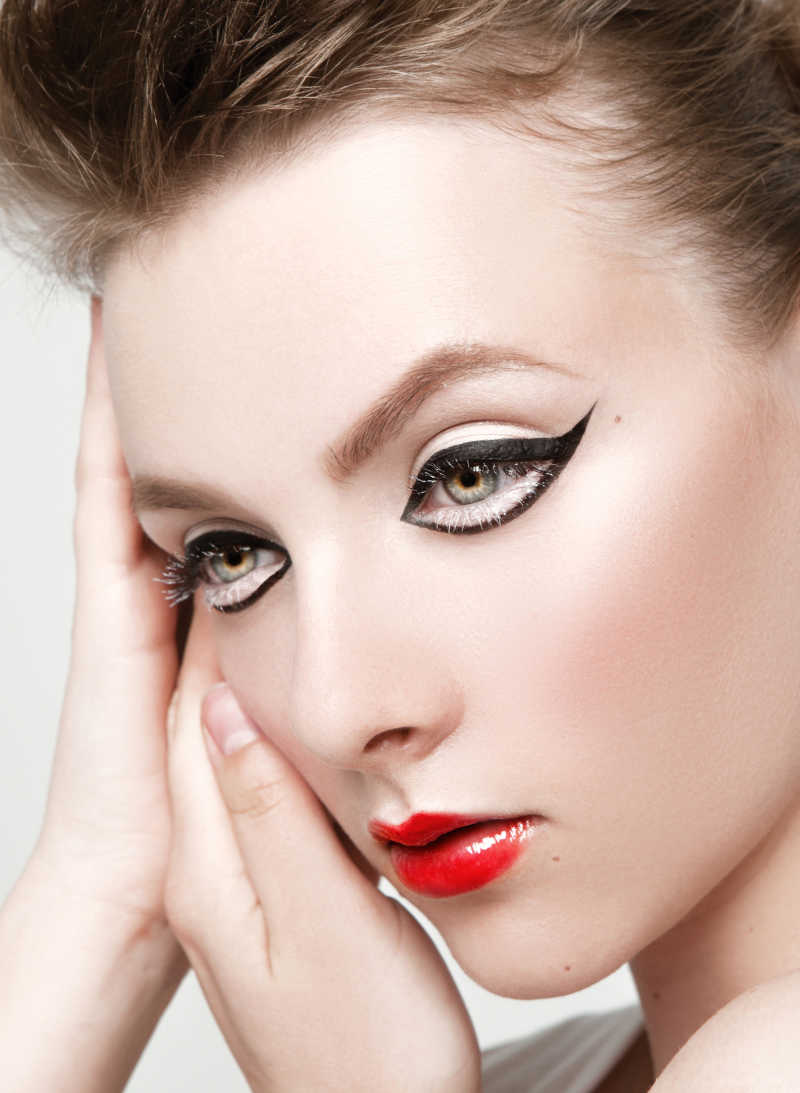 年轻漂亮的美女模特在涂口红