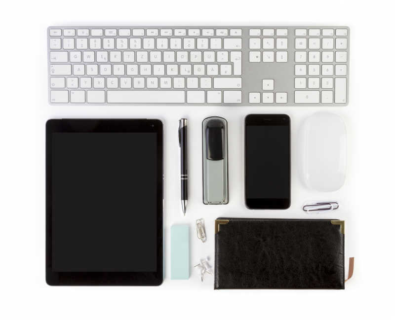 白色背景下的电子设备