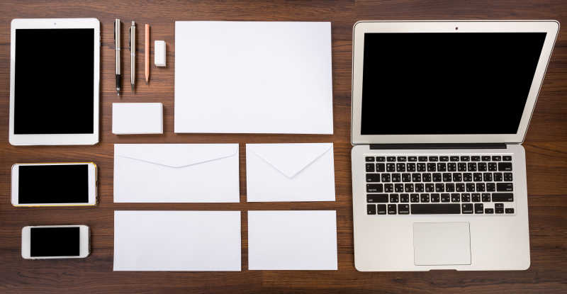 电脑笔记本和信封