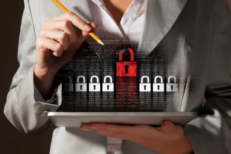 商人拿着平板电脑进入加锁的文件