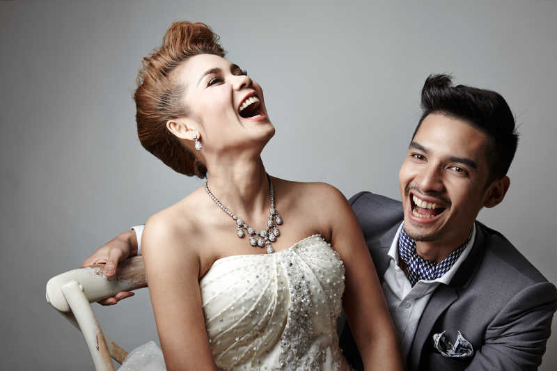 正在拍婚纱照的夫妻