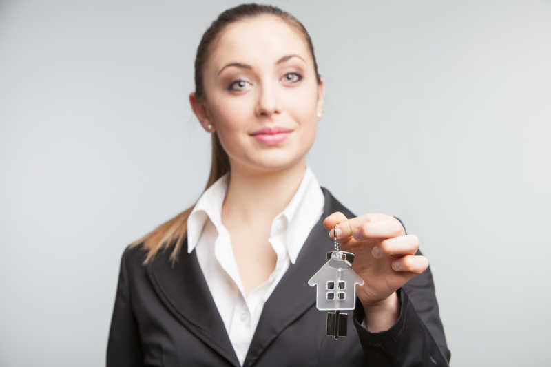 房地产经纪人在展示新房钥匙