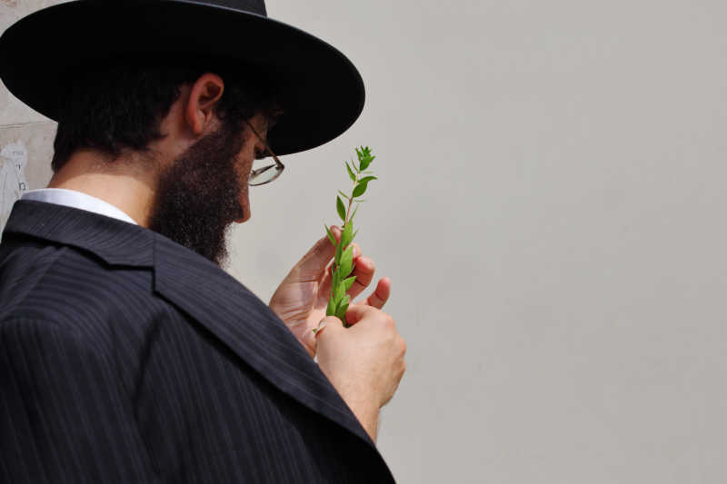 年轻虔诚的犹太人