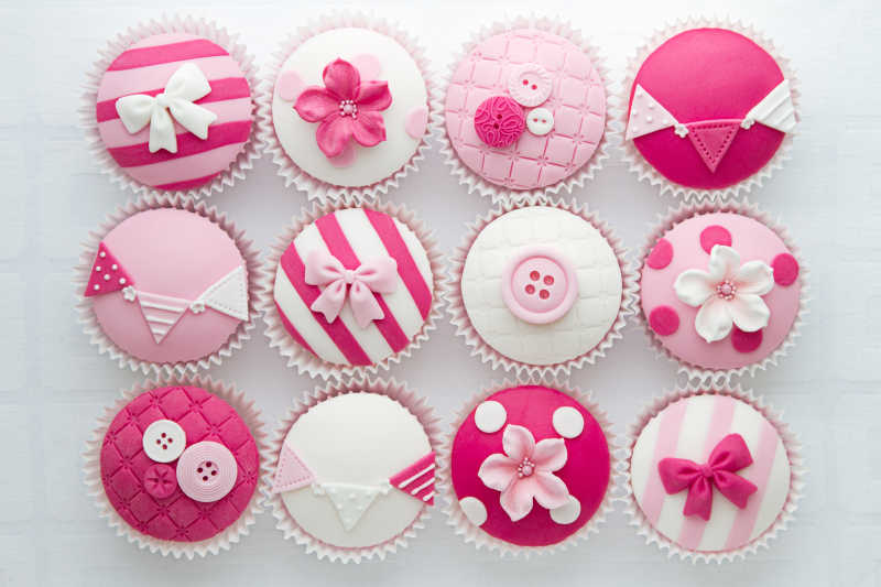 十二种不同造型的粉色系纸杯蛋糕