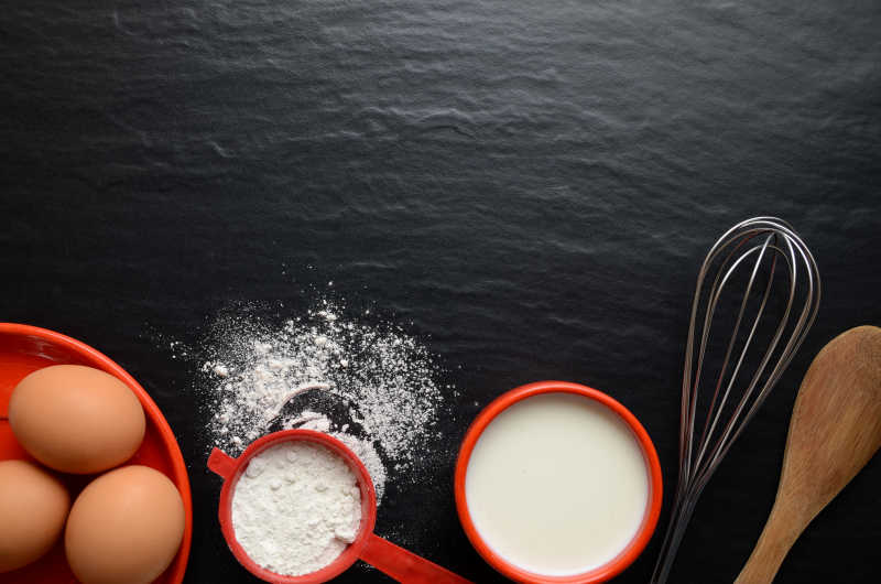 烘焙食材鸡蛋面粉和牛奶以及必备厨具