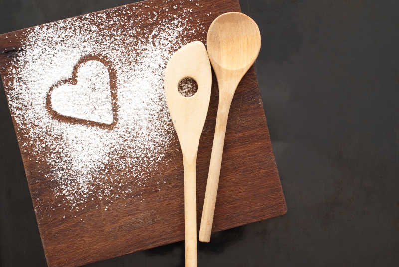 糖粉心形图案和汤匙