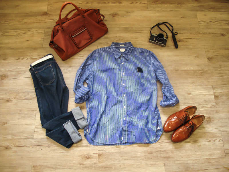 木地板上的男性服装配饰