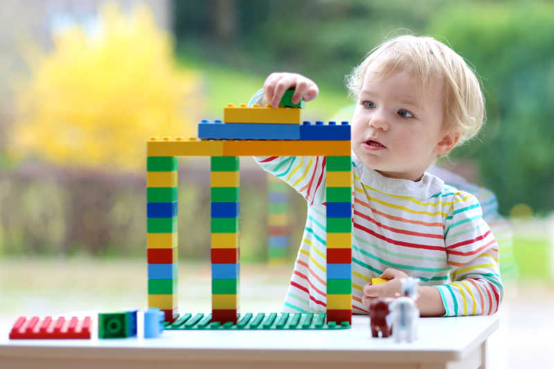 玩积木的小男孩