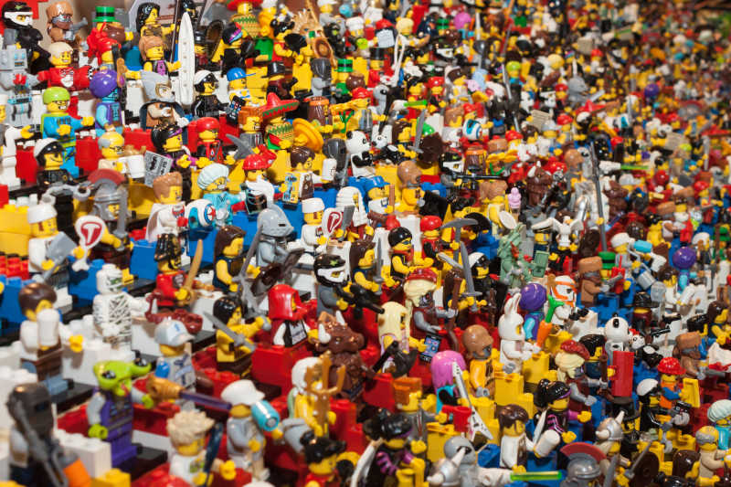 密密麻麻的积木玩偶