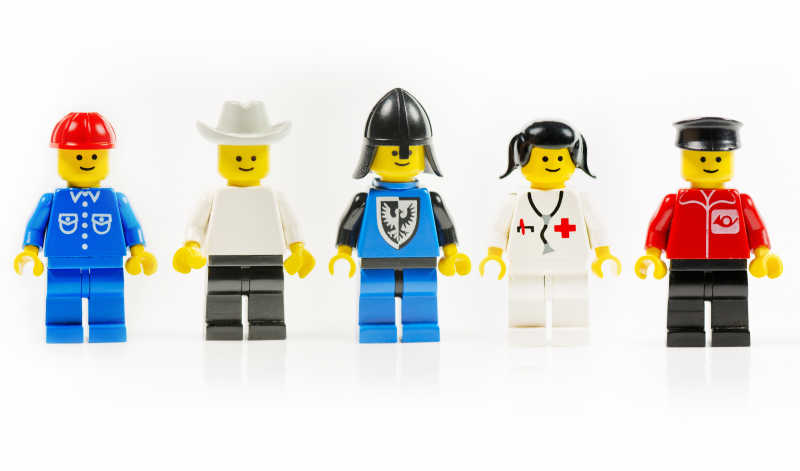 白色背景上的乐高积木玩偶