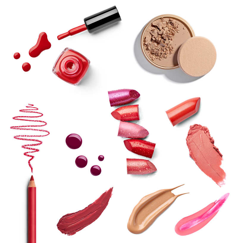 白色背景上断裂的口红等化妆品