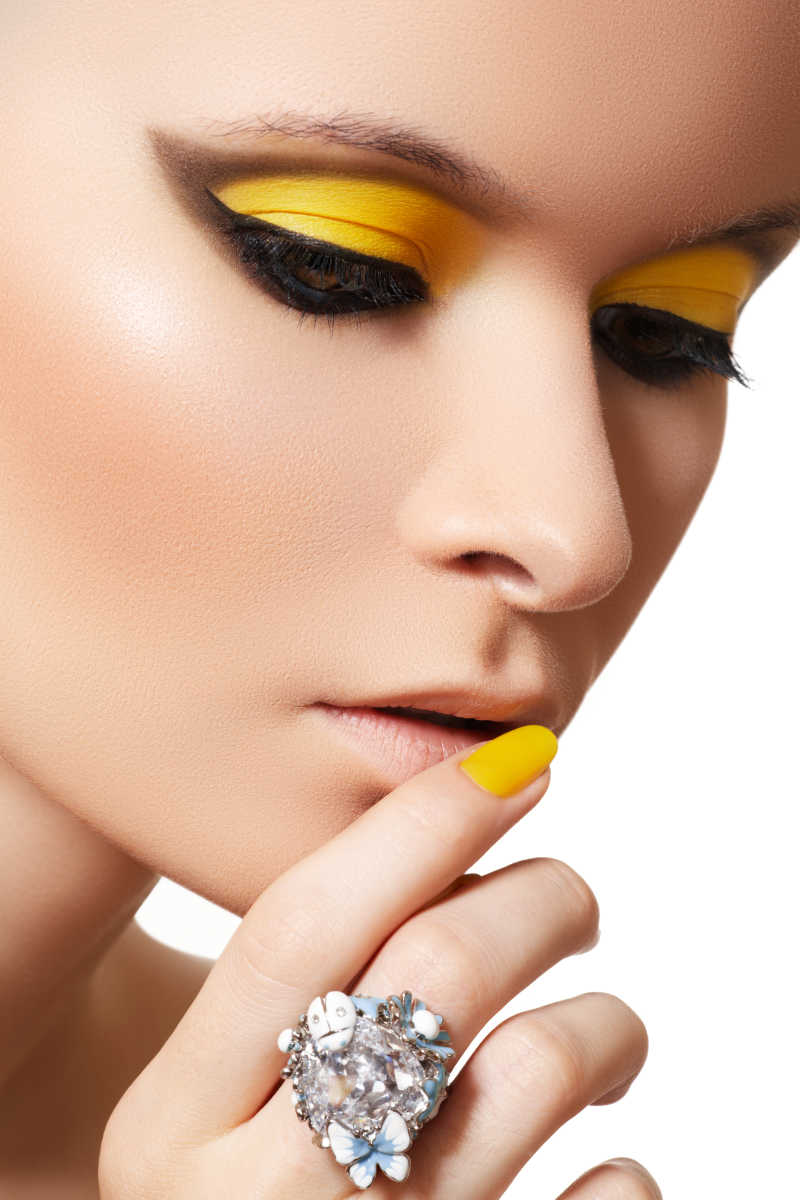 黄色时尚化妆模特