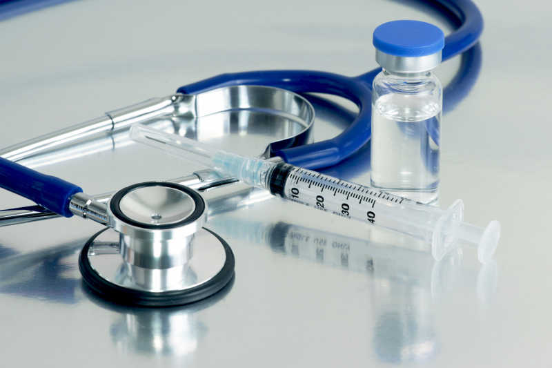 托盘上的注射器药瓶和听诊器