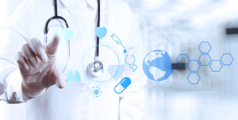 在虚拟屏幕上使用医疗应用的医学博士