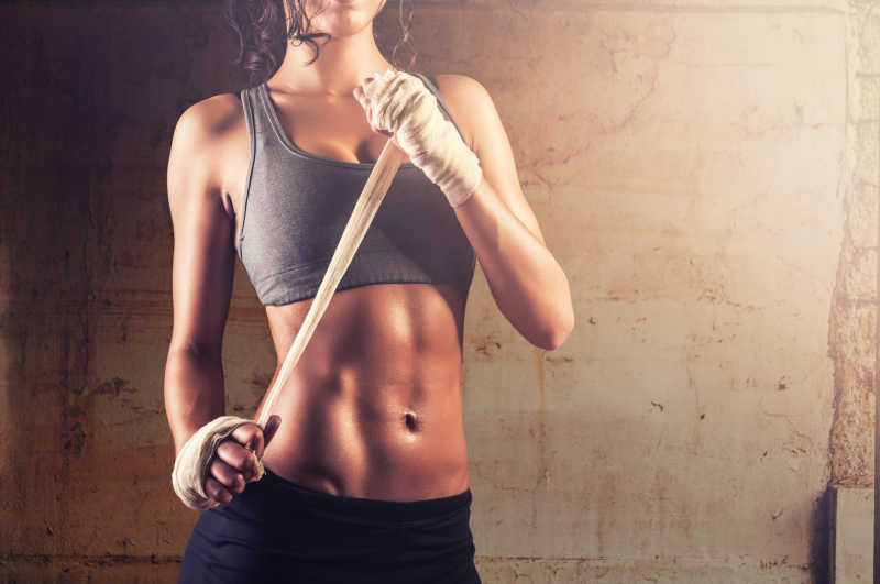 女性拳击运动员训练前的准备