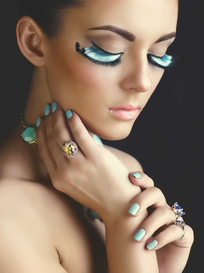 有着彩色睫毛的美丽女人