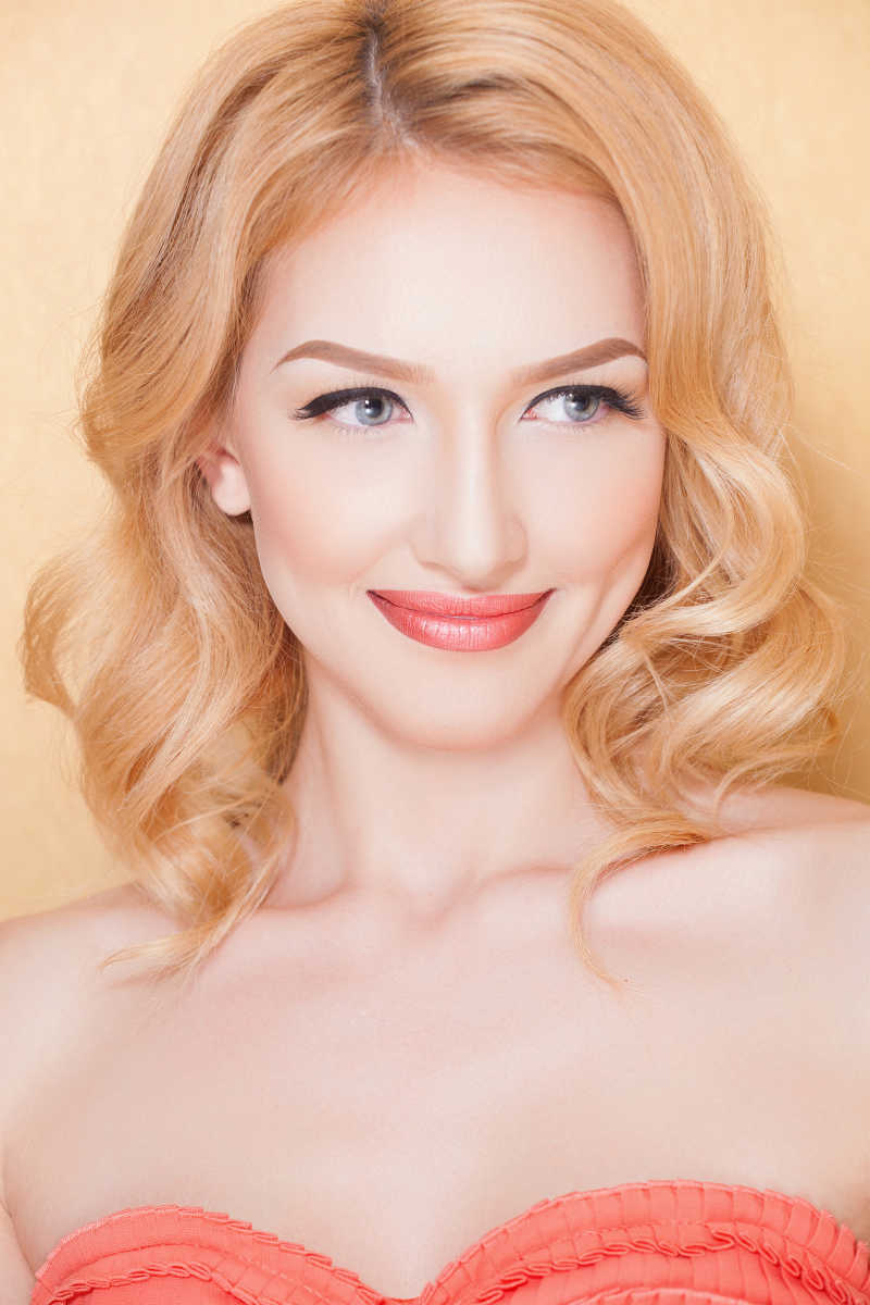 拥有美丽妆容和华丽的时装模特礼服的美女