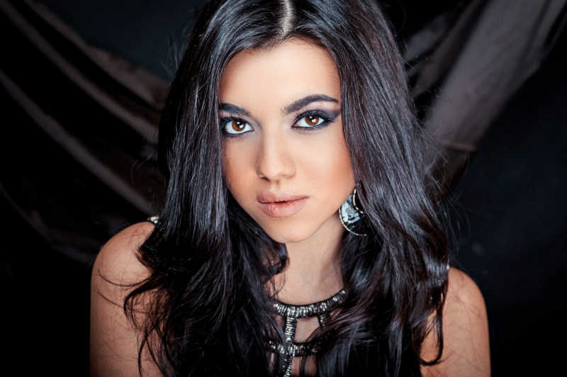 拥有亮妆美丽性感时尚的黑发的年轻女子