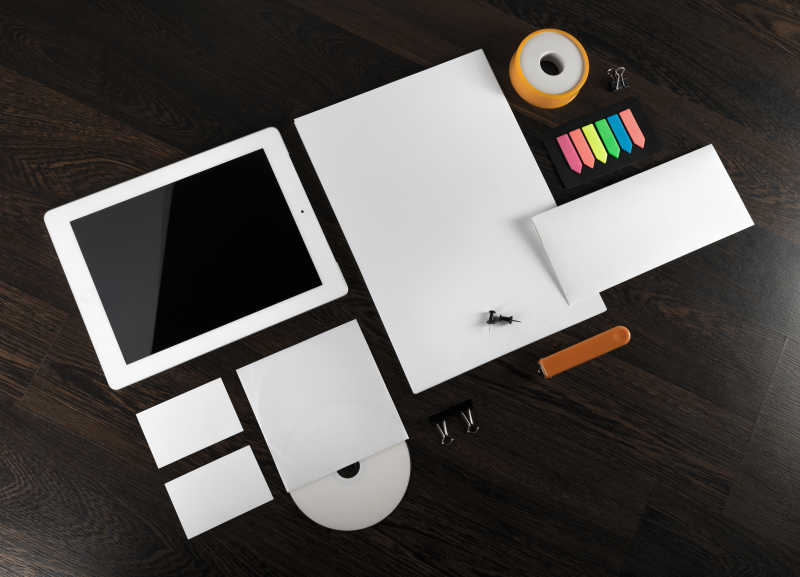 桌子上的空白信纸