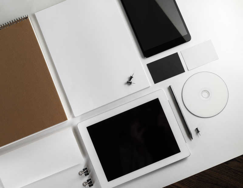 桌子上的平板电脑和笔