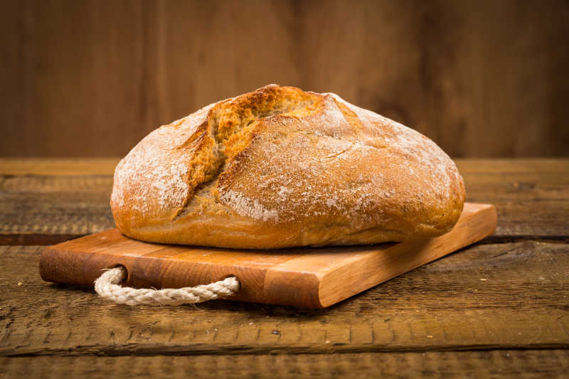 面包在木制背景上的特写