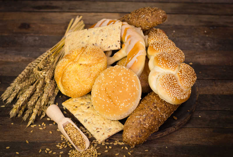 新鲜的各式各样的面包及小麦