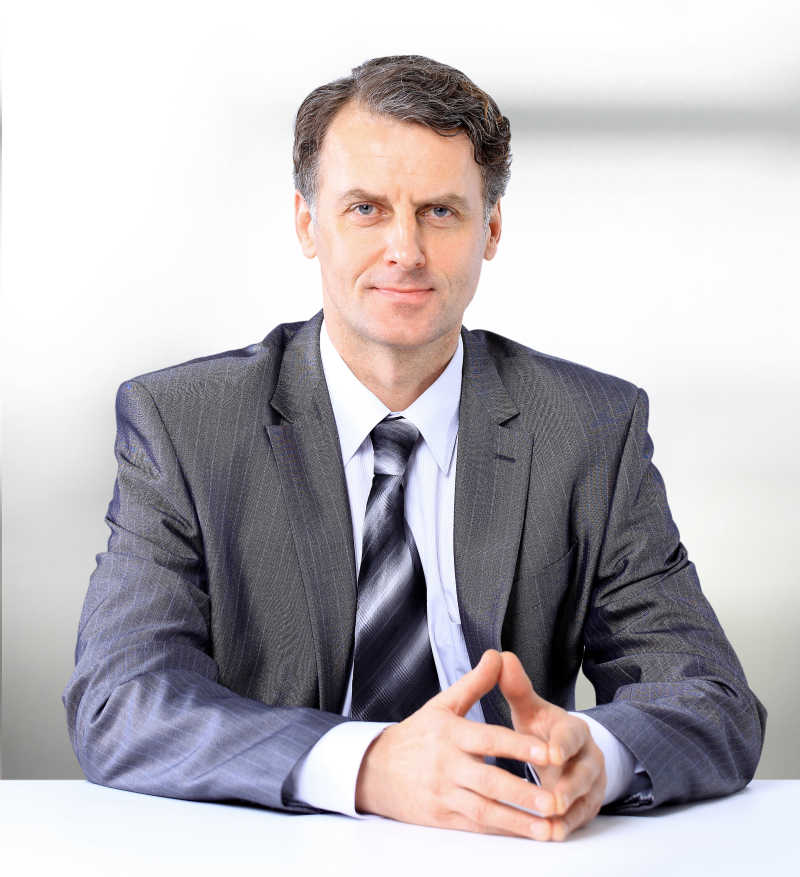 桌上的年轻商人