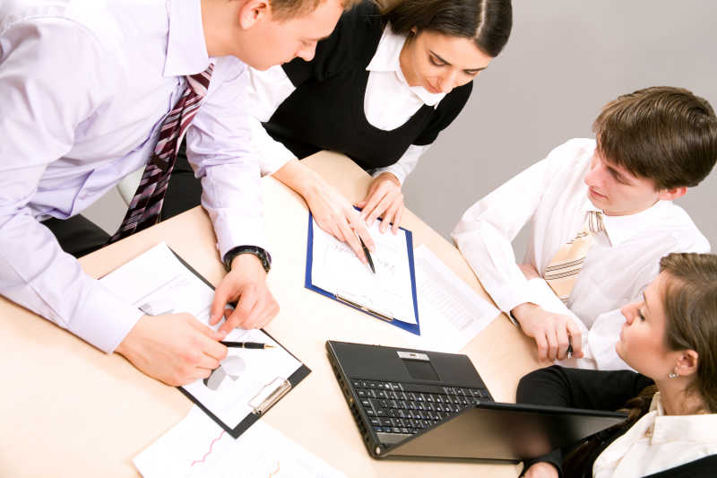 会议上讨论的商人们