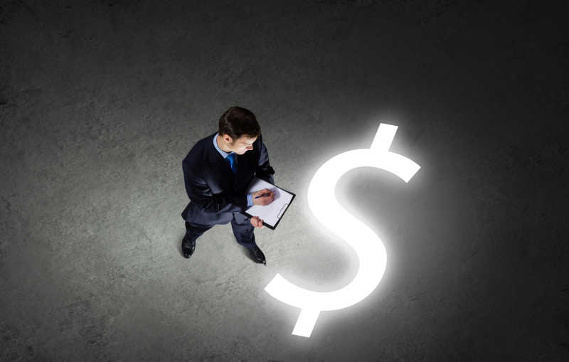 商人看地板上的商业草图