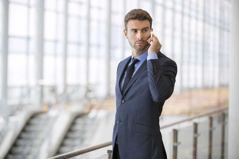 在机场用手机的商人