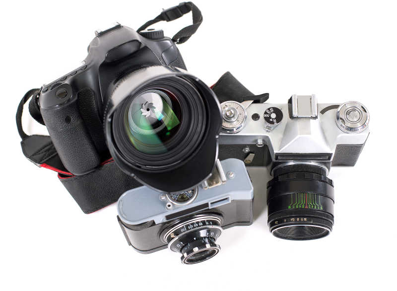 白色背景下的三台不同的照相机