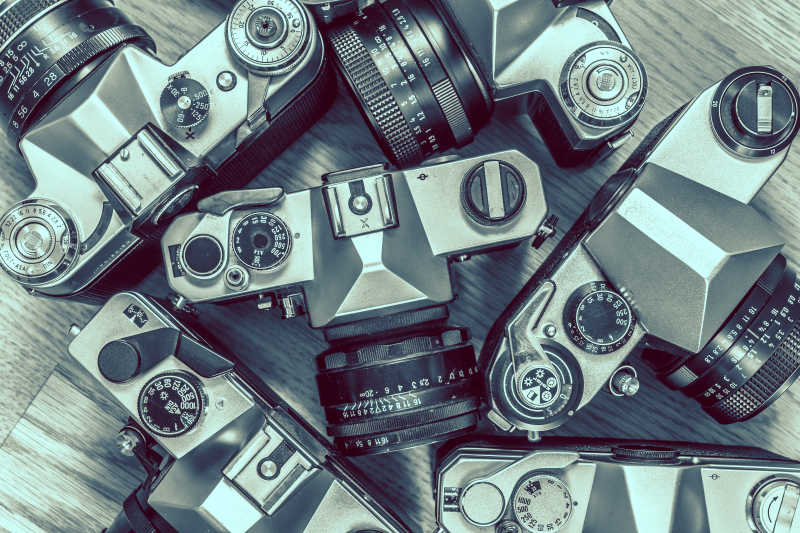 木制板上的老相机特写