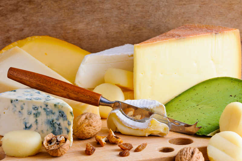 木板上的面包奶酪和餐刀