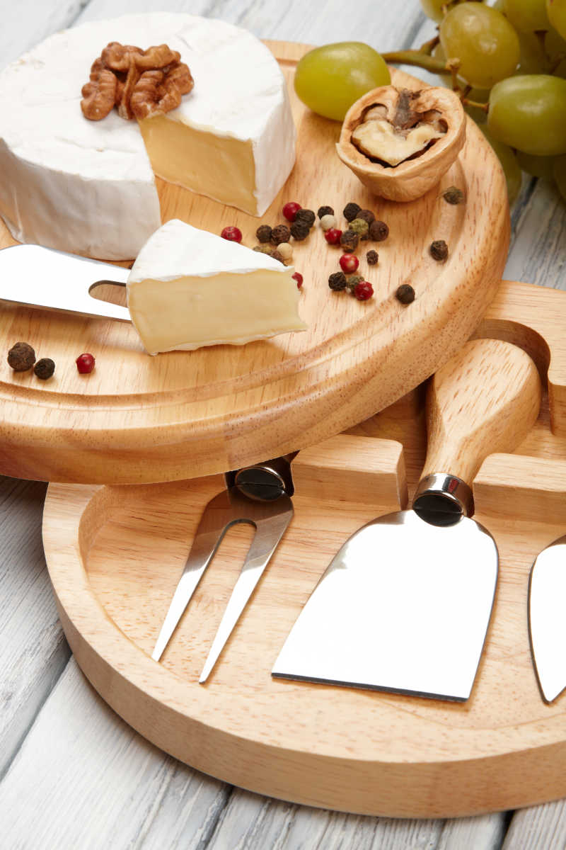 奶酪板上的奶酪和奶酪餐具