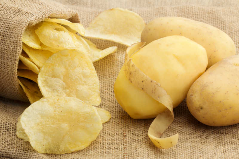 薯片和去皮的土豆